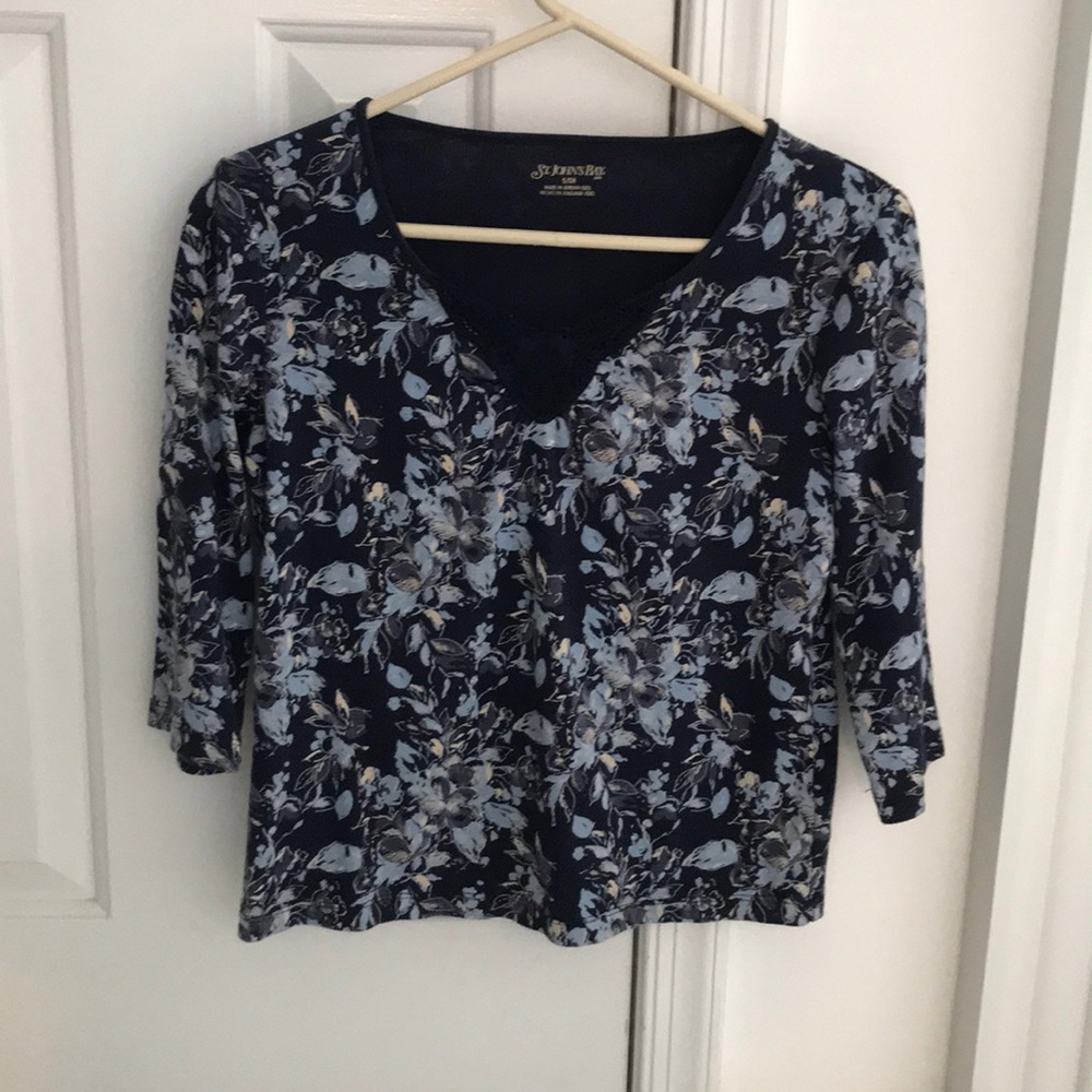 Women’s blue print top